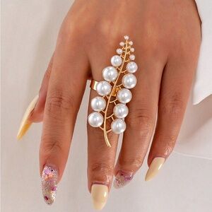 Elegant Gold and Pearl Leaf Ring